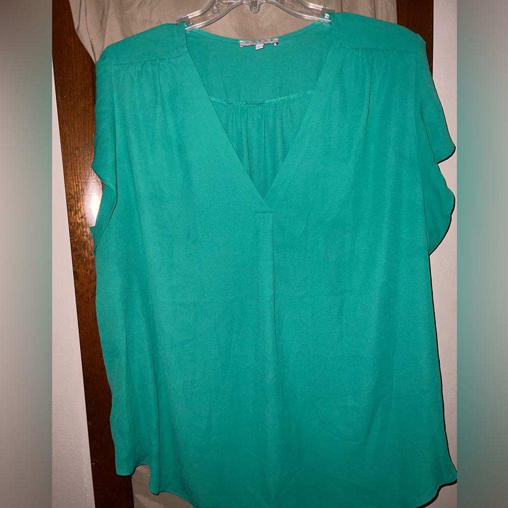 V-neck. Kelly green short sleeve blouse.